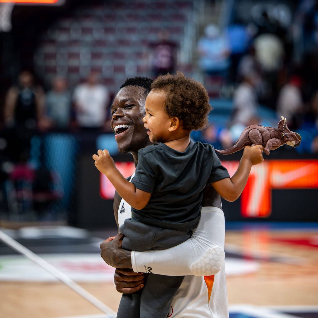 Dennis Schröder mit seinem Sohn beim Viertelfinale der Basketball-EM 2025