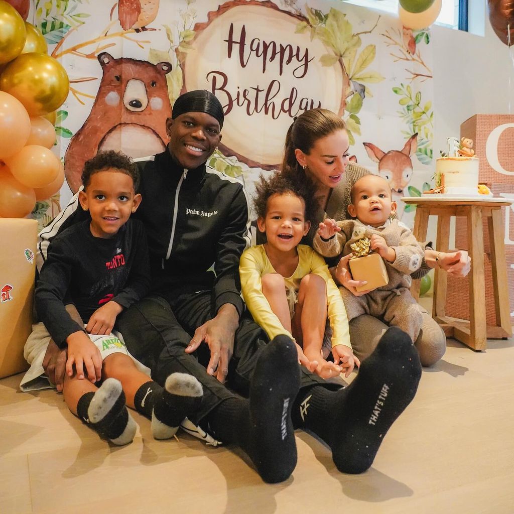 Dennis Schröder und Ellen Ziolo mit ihren drei Kindern im Dezember 2023