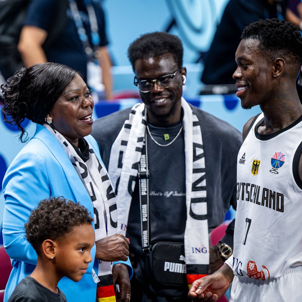 Dennis Schröder mit seiner Mutter Fatou Schröder beim Viertelfinale der Basketball-EM 2025