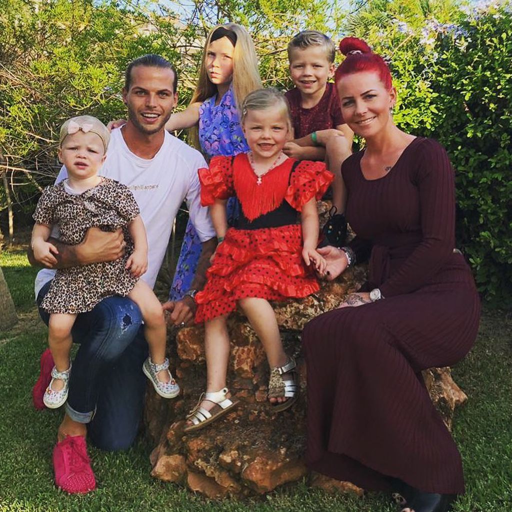 Dennis und Dana Diekmeier mit ihren vier Kindern