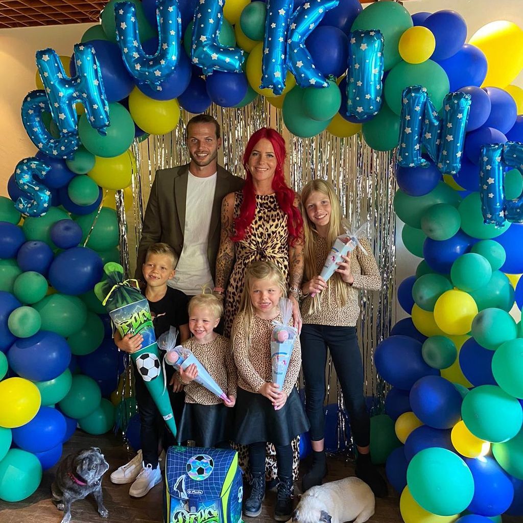 Dennis und Dana Diekmeier mit ihren Kindern, 2020