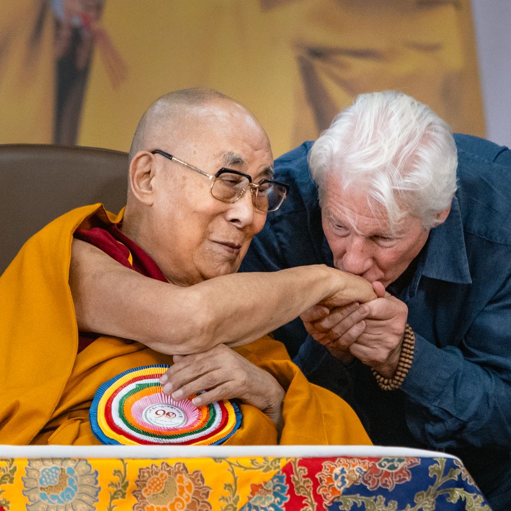 Richard Gere küsst dem Dalai Lama während der 90. Geburtstagsfeier in Dharamsala die Hand