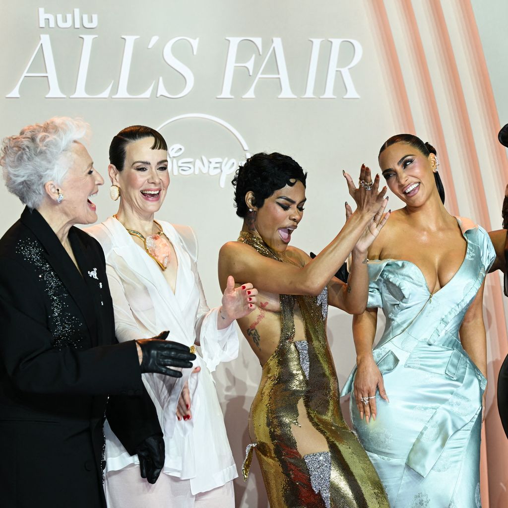 Der Cast von "All's Fair" bei der Premiere in Paris