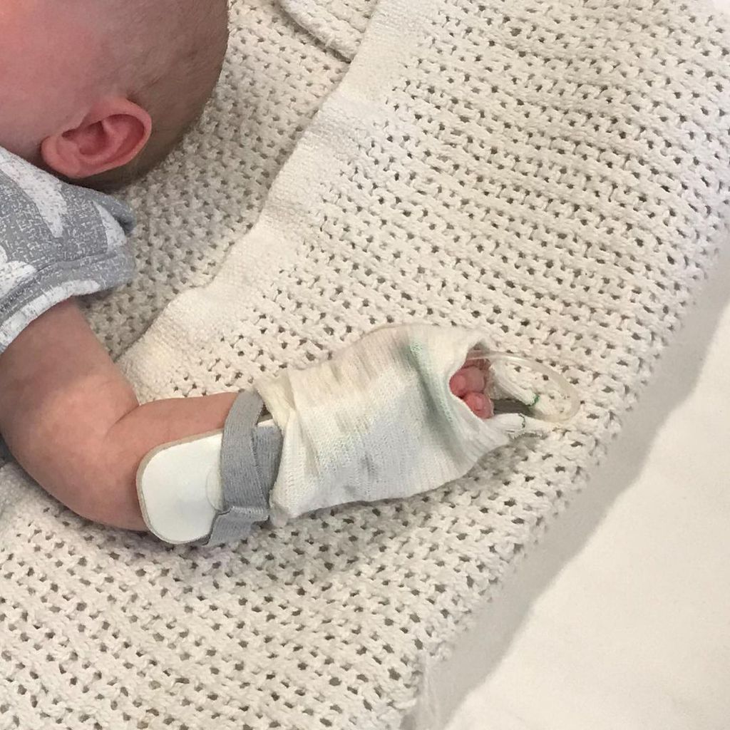 Der Arm von Jessie Caves Sohn Tenn