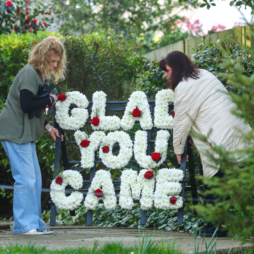 Der Blumenschriftzug "Glad You Came" bei Tom Parkers Beerdigung