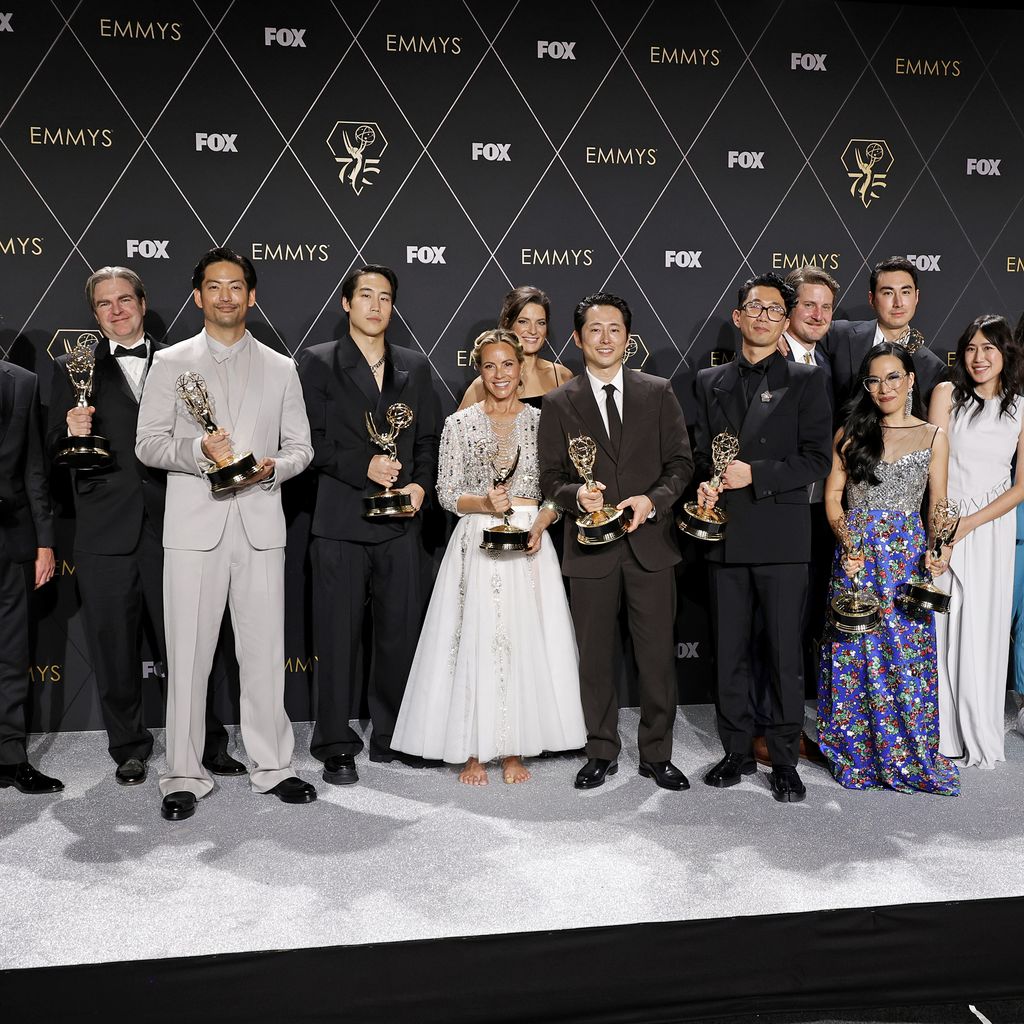 Der Cast der Dramaserie "Beef" bei 75. Verleihung der Emmy Awards