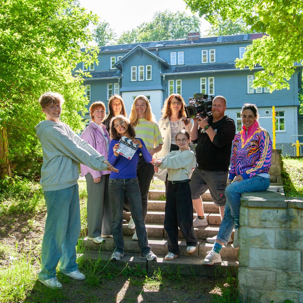 Der Cast und das Team von der 29. Staffel "Schloss Einstein"