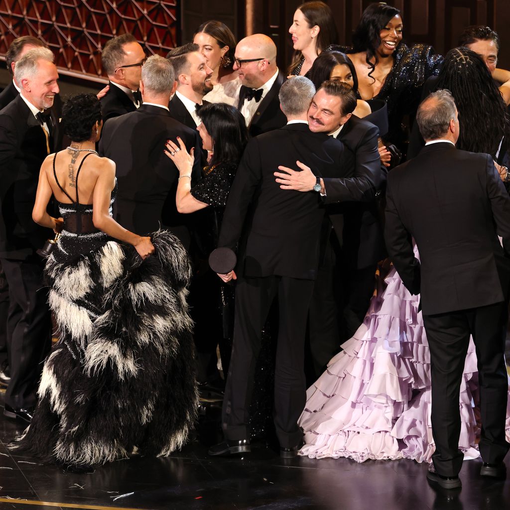 Cast und Team um Alana Haim, Benicio del Toro, Leonardo DiCaprio u. a. feiern den Best-Picture-Sieg für "One Battle After Another"