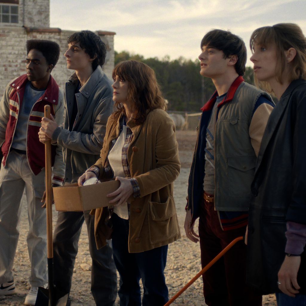 Caleb McLaughlin, Finn Wolfhard, Winona Ryder, Noah Schnapp und  Maya Hawke in der fünften Staffel von "Stranger Things"