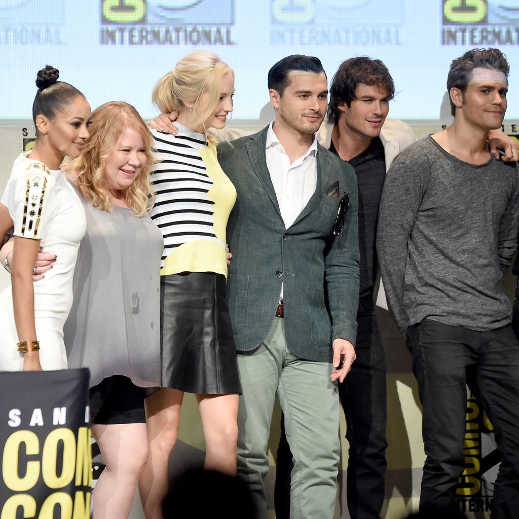 Der Cast von Vampire Diaries mit den Produzentinnen Julie Plec und Caroline Dries auf der Comic Con