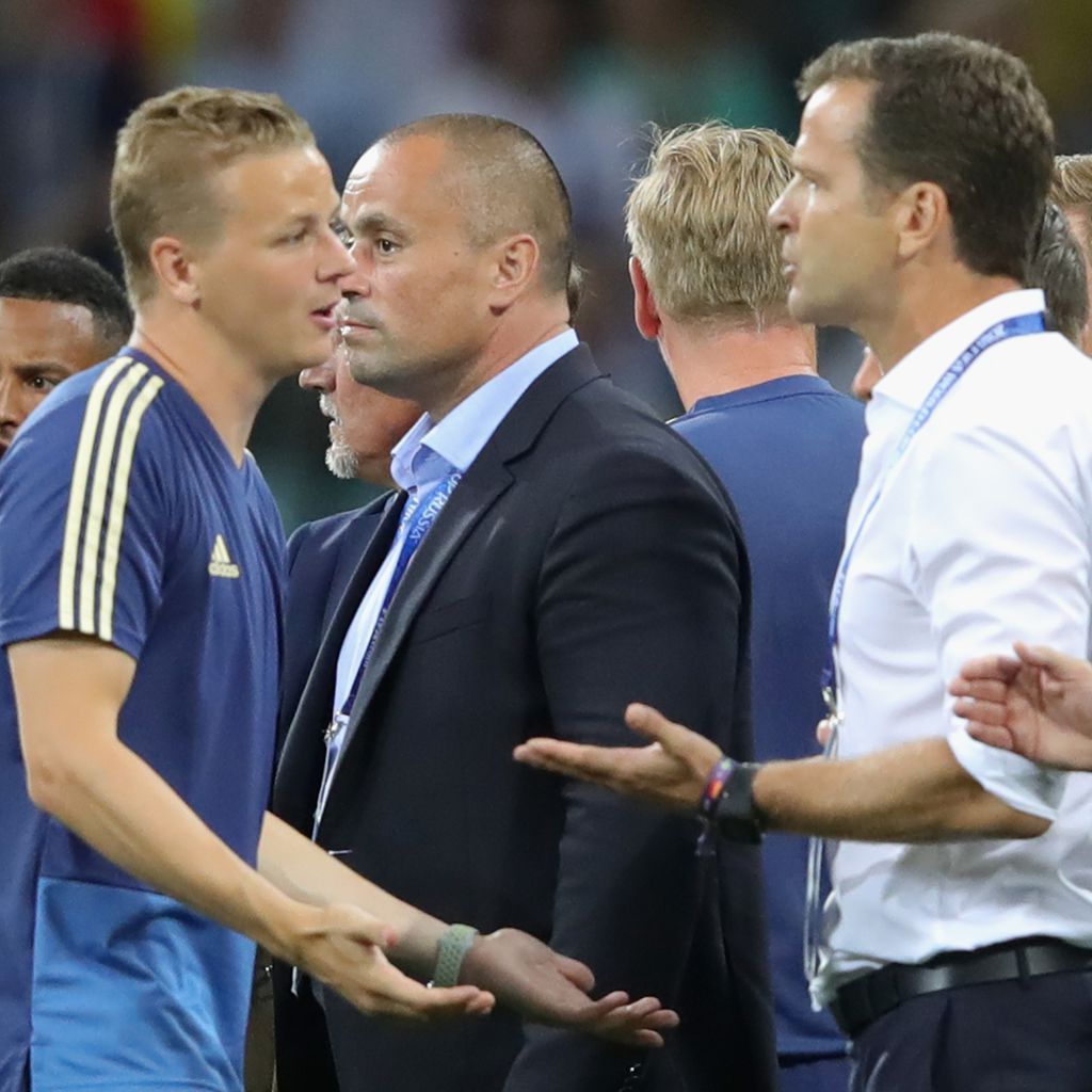 Der deutsche Team-Manager Oliver Bierhoff nach dem Match mit den schwedischen Spielern