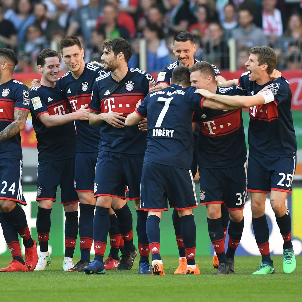 Die Spieler des FC Bayern München feiern nach dem Spiel gegen Augsburg die Meisterschaft
