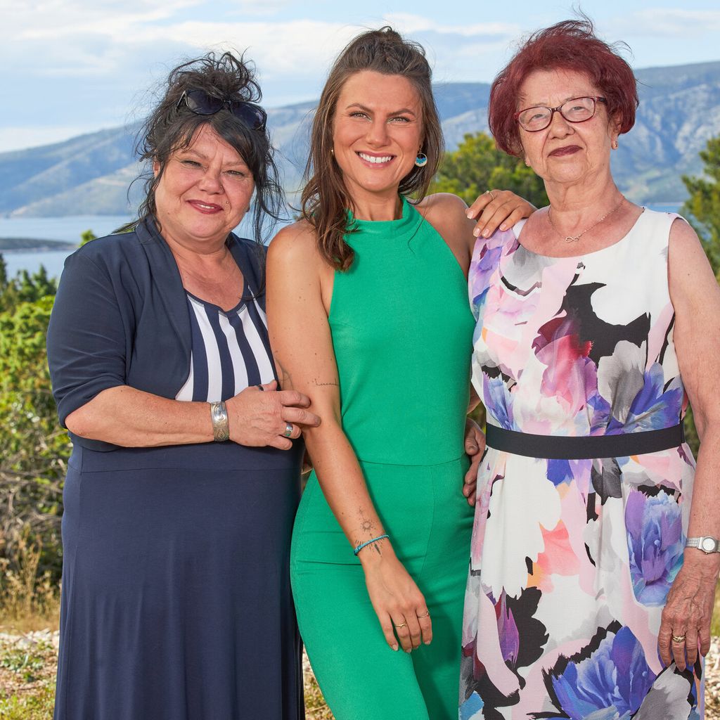"Der Heiratsmarkt"-Kandidatin Jenny mit ihre Mutter und ihrer Oma
