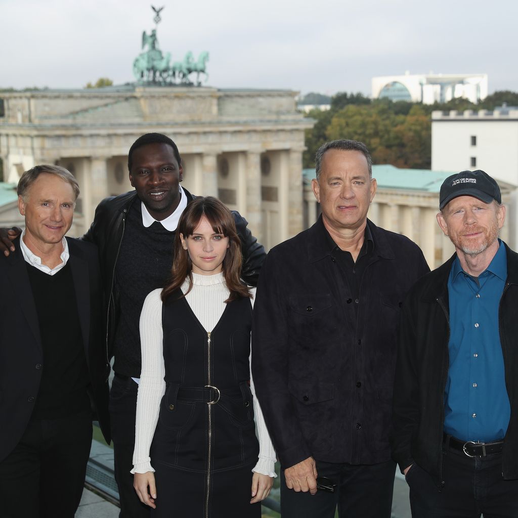 Dan Brown, Omar Sy, Felicity Jones, Tom Hanks und Ron Howard vor dem Brandenburger Tor, 2016