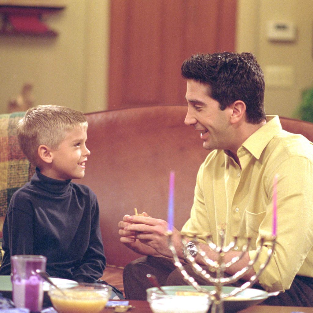 Cole Sprouse und David Schwimmer in der Serie "Friends"