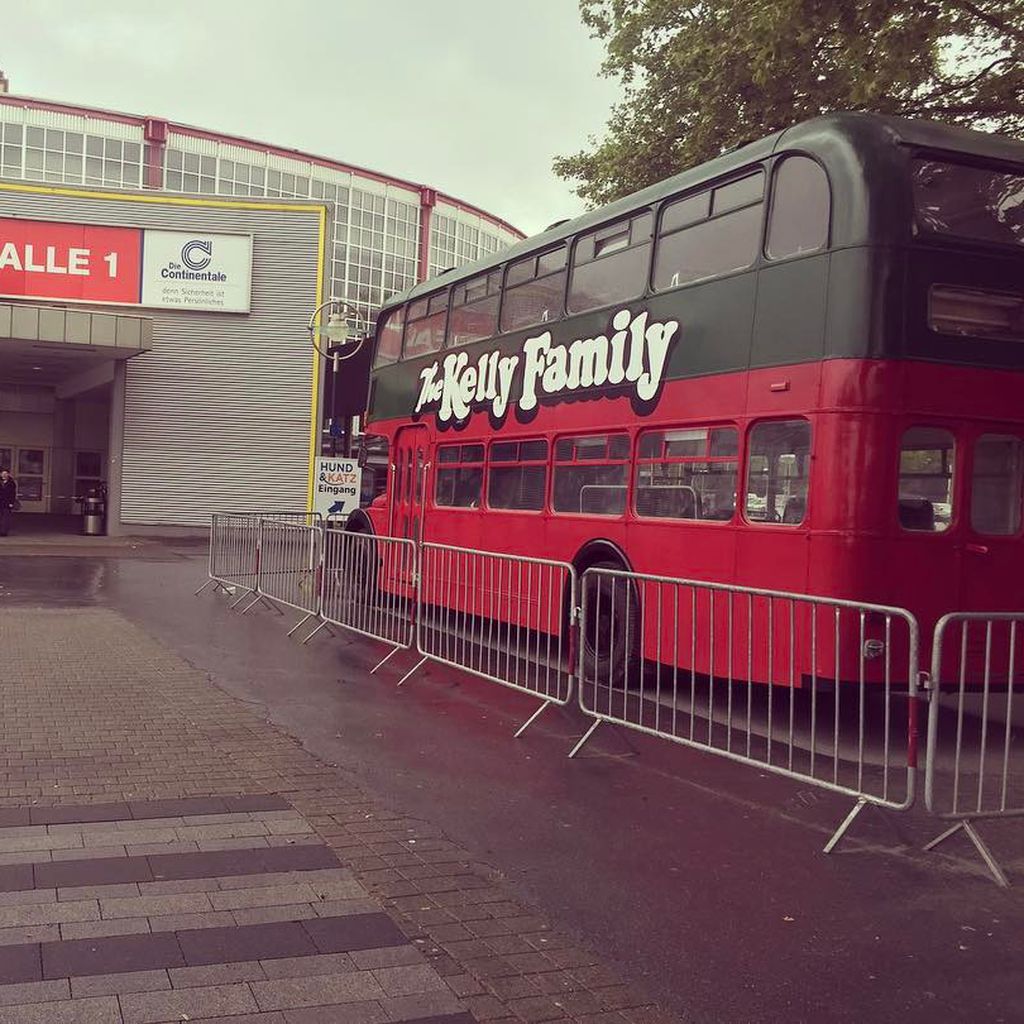Der Kelly-Family-Bus vor der Westfalenhalle Dortmund