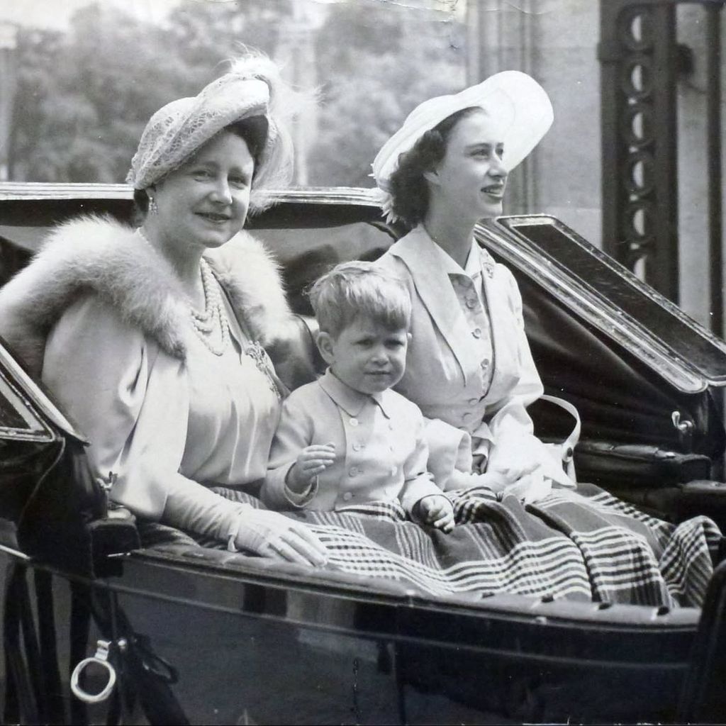 Der kleine Charles im Jahr 1951 mit seiner Großmutter, der Queen Mother, und seiner Tante, Prinzessin Margaret.