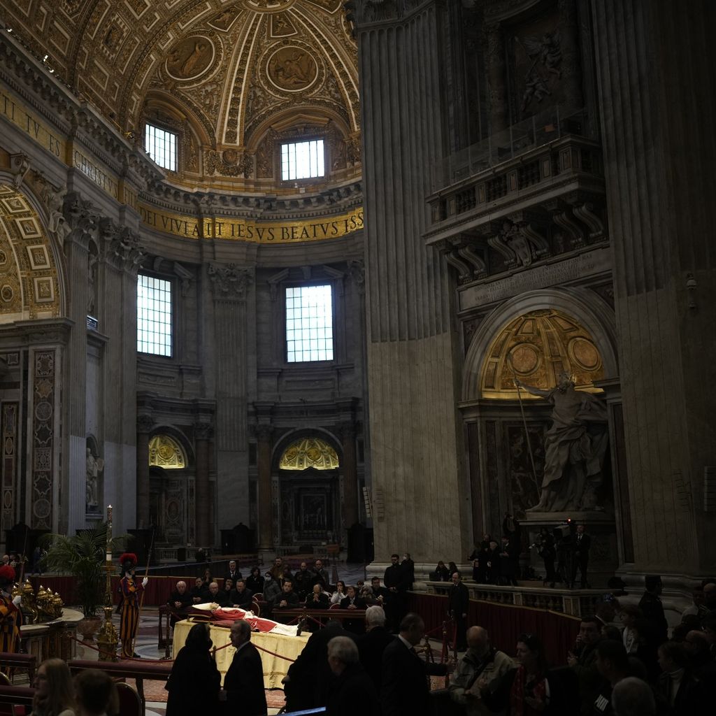 Der Leichnam von Papst Benedikt XVI. im Petersdom