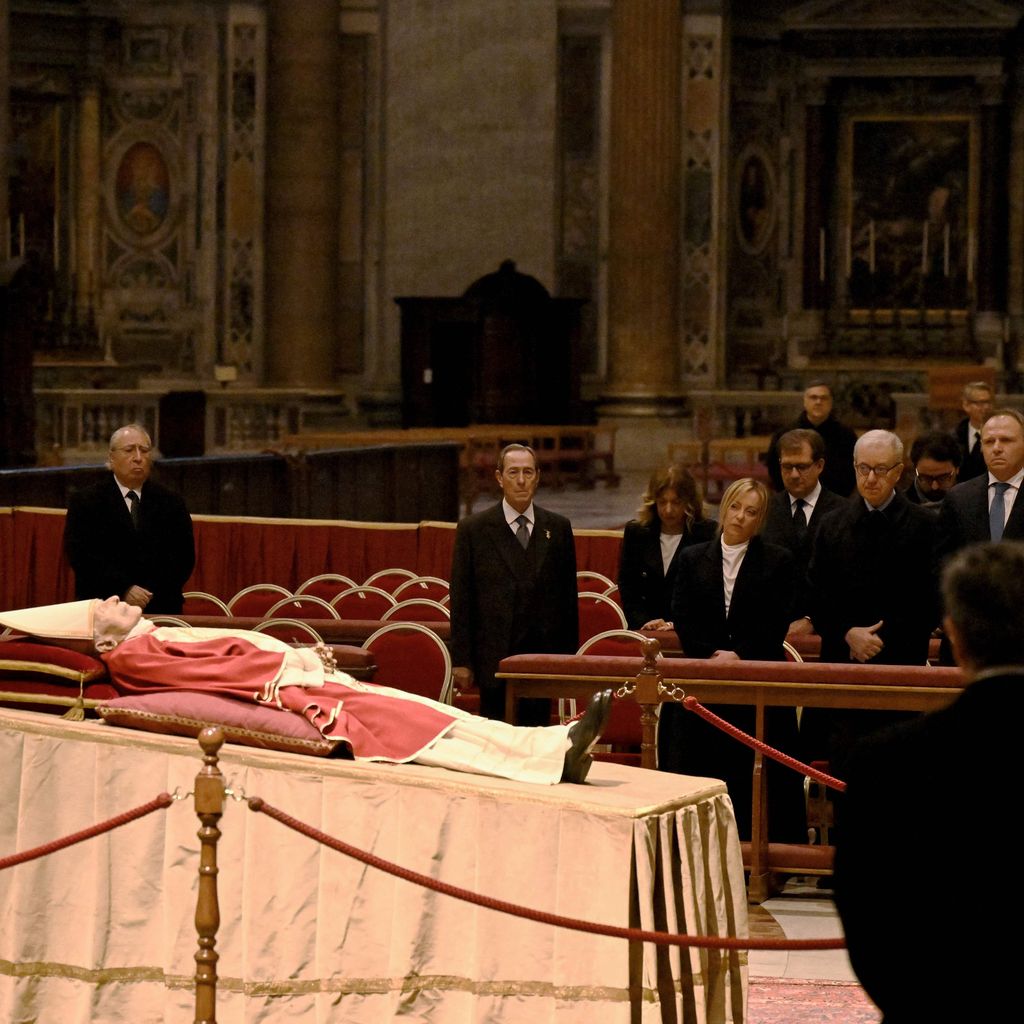 Der Leichnam von Papst Benedikt XVI. im Petersdom