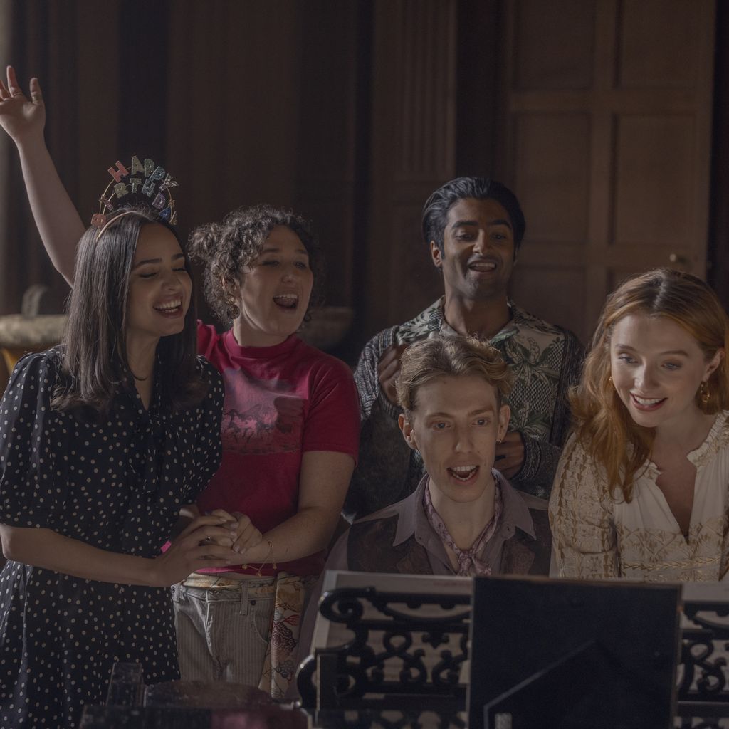Der "My Oxford Year"-Cast singt am Klavier