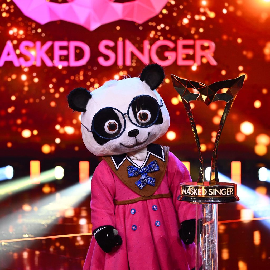Der Panda mit dem "The Masked Singer"-Pokal