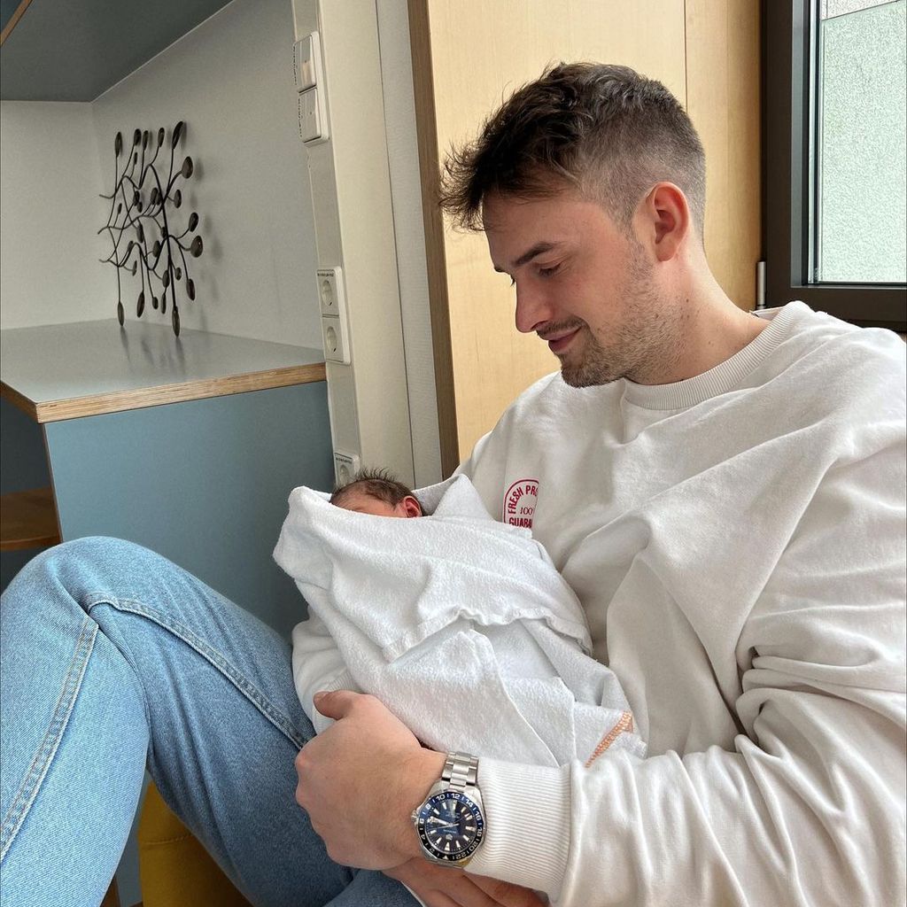 Der Partner von Anna Maria Damm und deren Baby im Jahr 2023