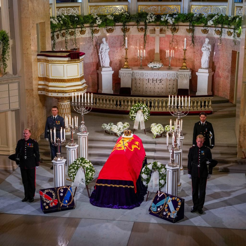 Der Sarg von König Harald V. in der Schlosskapelle Oslo, aufgebahrt vor der Beisetzung am 9. September