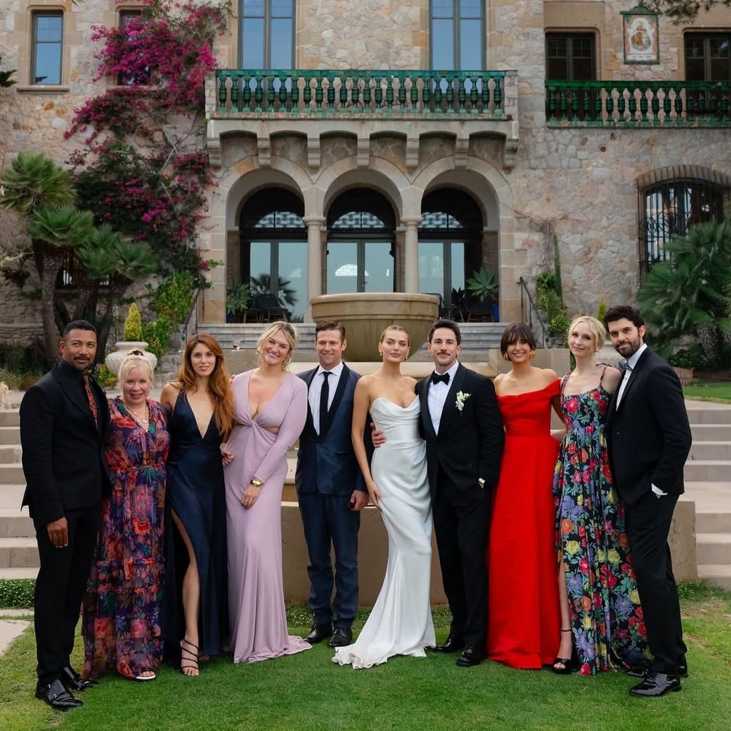Der "Vampire Diaries"-Cast posiert 2025 bei Michael Trevinos Hochzeit