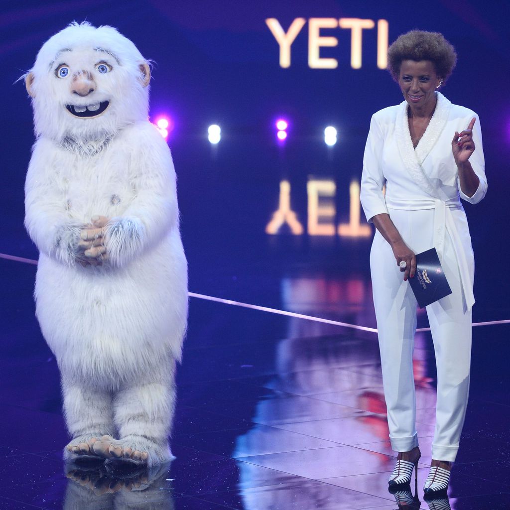 Der Yeti und Arabella Kiesbauer bei "The Masked Singer Austria"