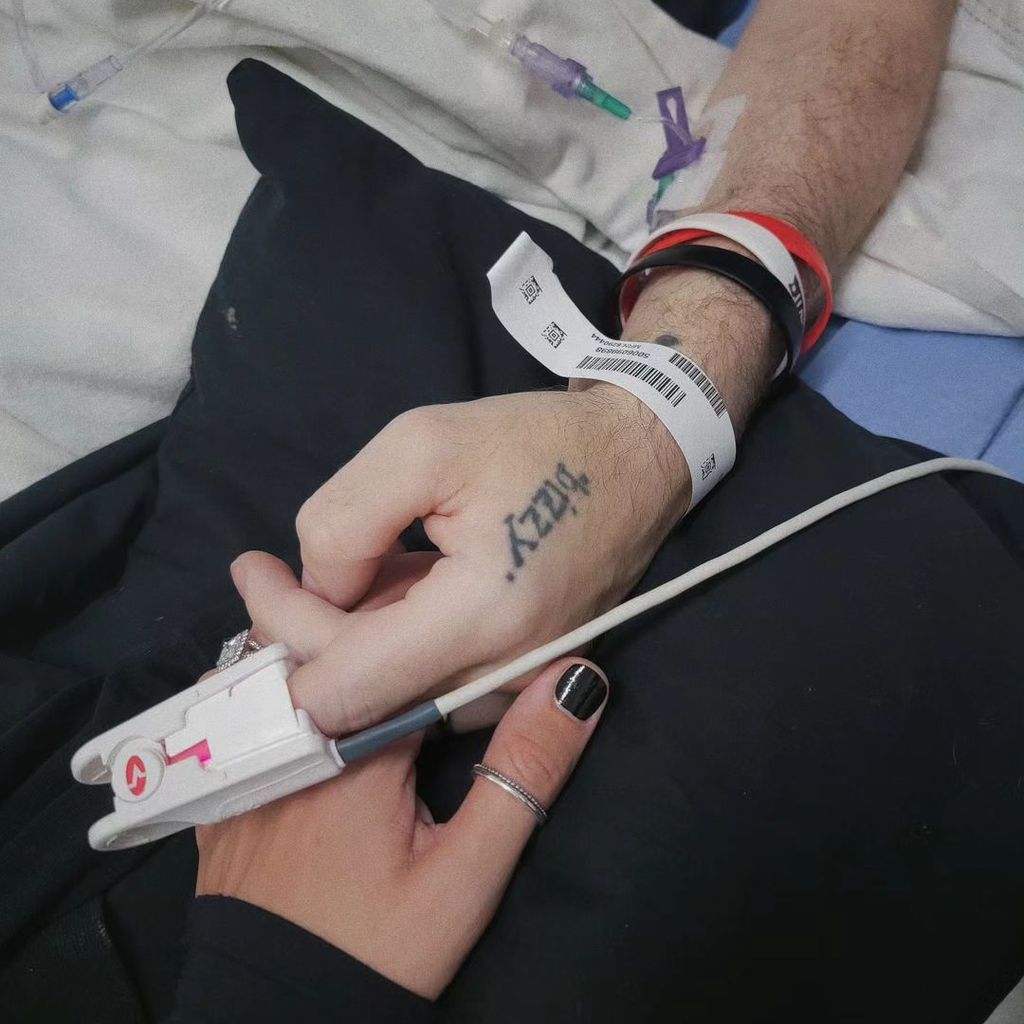 Deryck Whibleys Frau Ari hält seine Hand