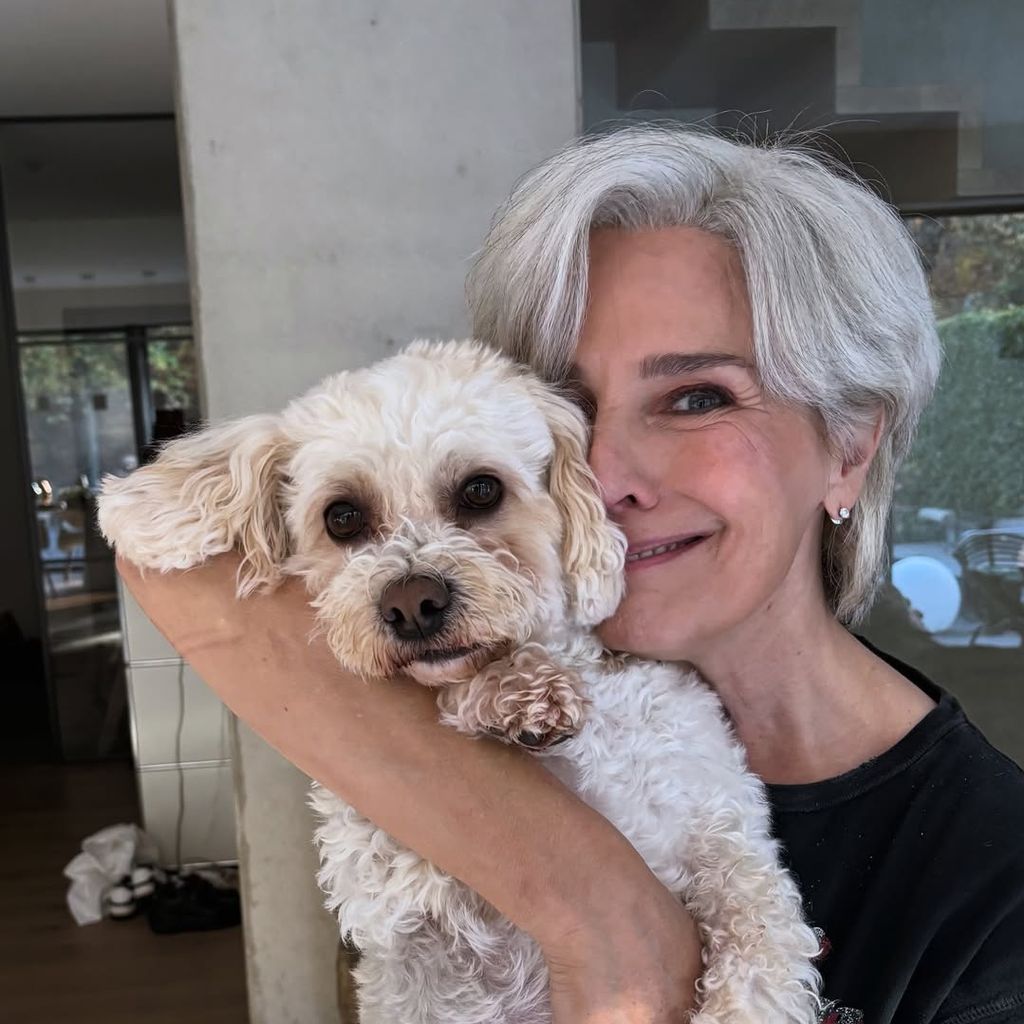 Désirée Nosbusch mit grauen Haaren