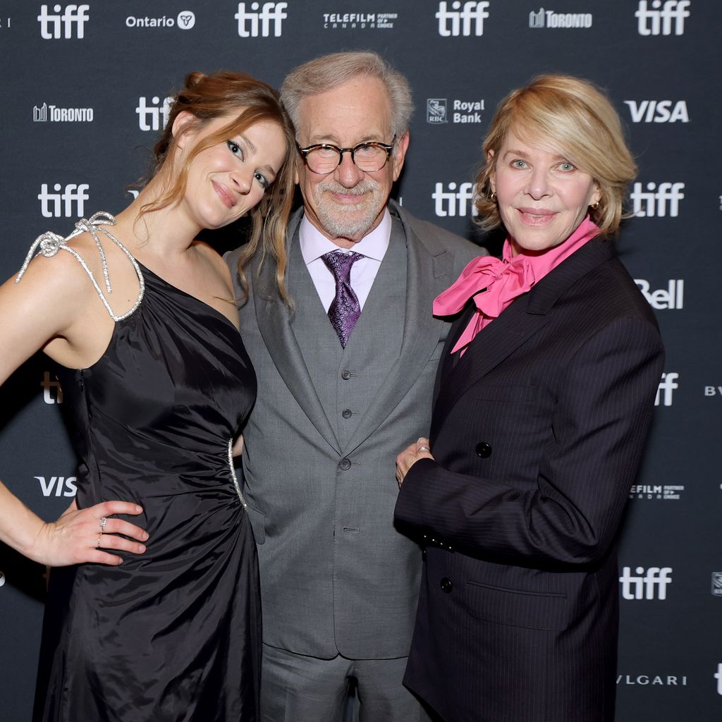 Destry Allyn Spielberg mit ihren Eltern Steven Spielberg und Kate Capshaw, 2022