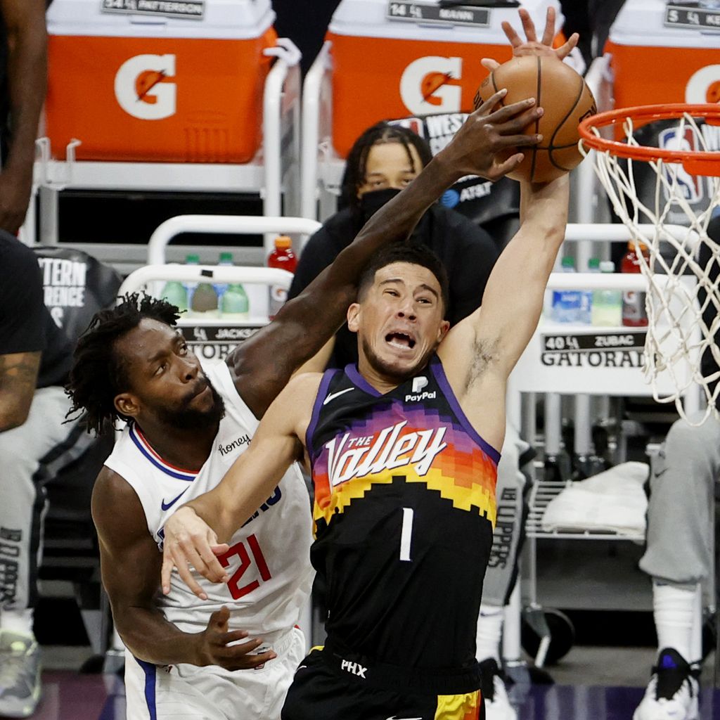 Devin Booker und sein Gegenspieler Patrick Beverley