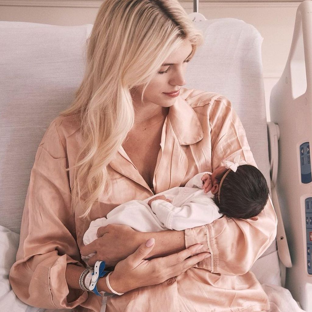 Devon Windsor mit ihrer kleinen Tochter im Mai 2023