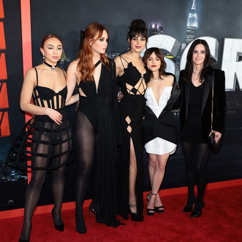 Devyn Nekoda, Liana Liberato, Melissa Barrera, Jenna Ortega und Courteney Cox