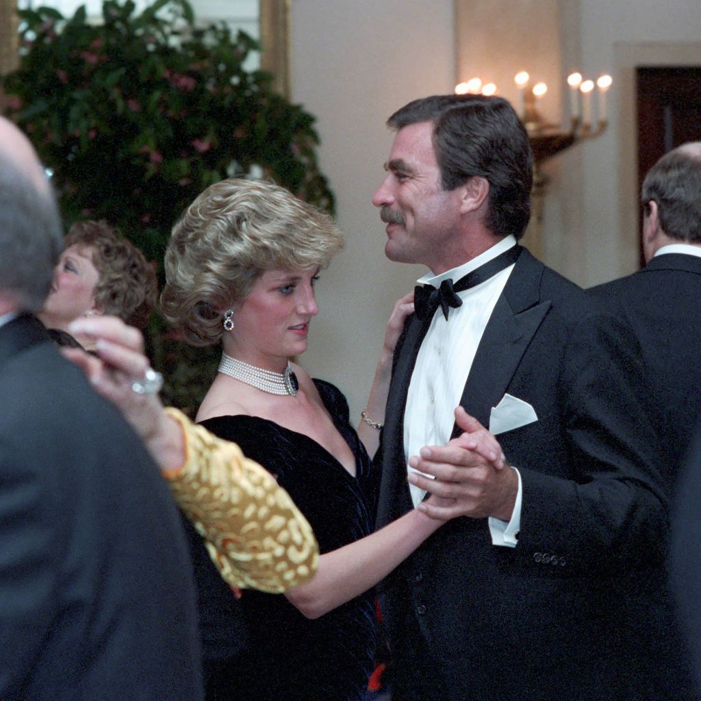 Diana, Prinzessin von Wales tanzt mit Schauspieler Tom Selleck bei einem Gala-Dinner im Weißen Haus am 9. November 1985 in Washington, D.C.