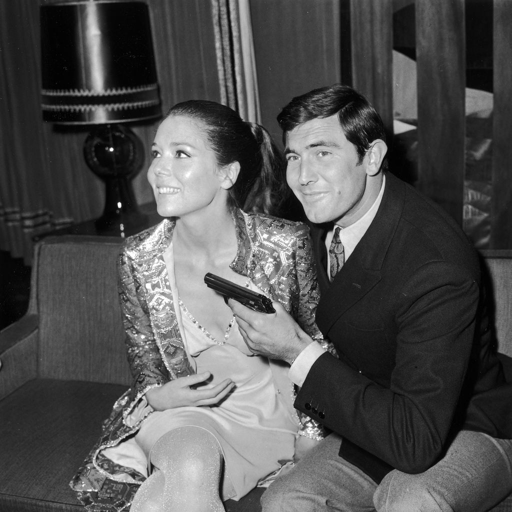 Diana Rigg und George Lazenby bei einer Pressekonferenz