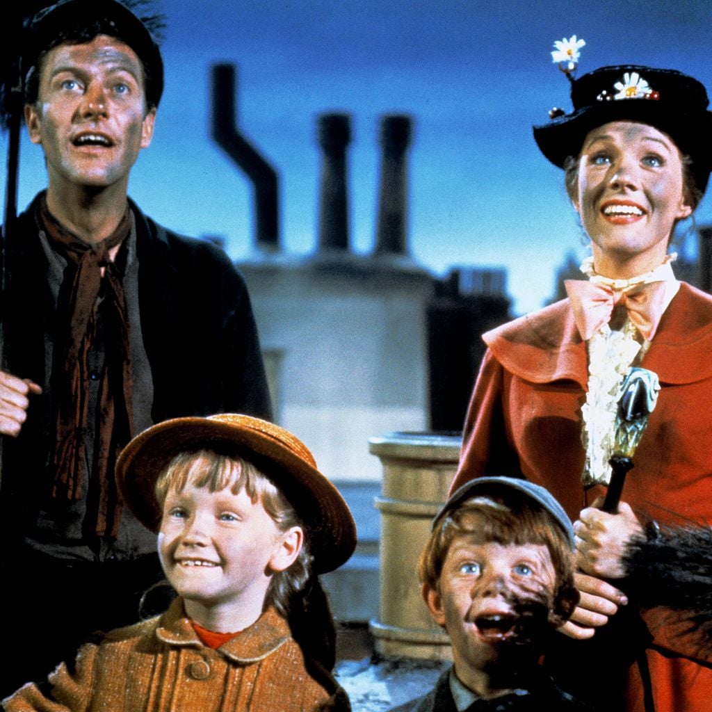 Dick Van Dyke, Karen Dotrice, Matthew Garber und Julie Andrews in einer Szene aus "Mary Poppins" (1964)