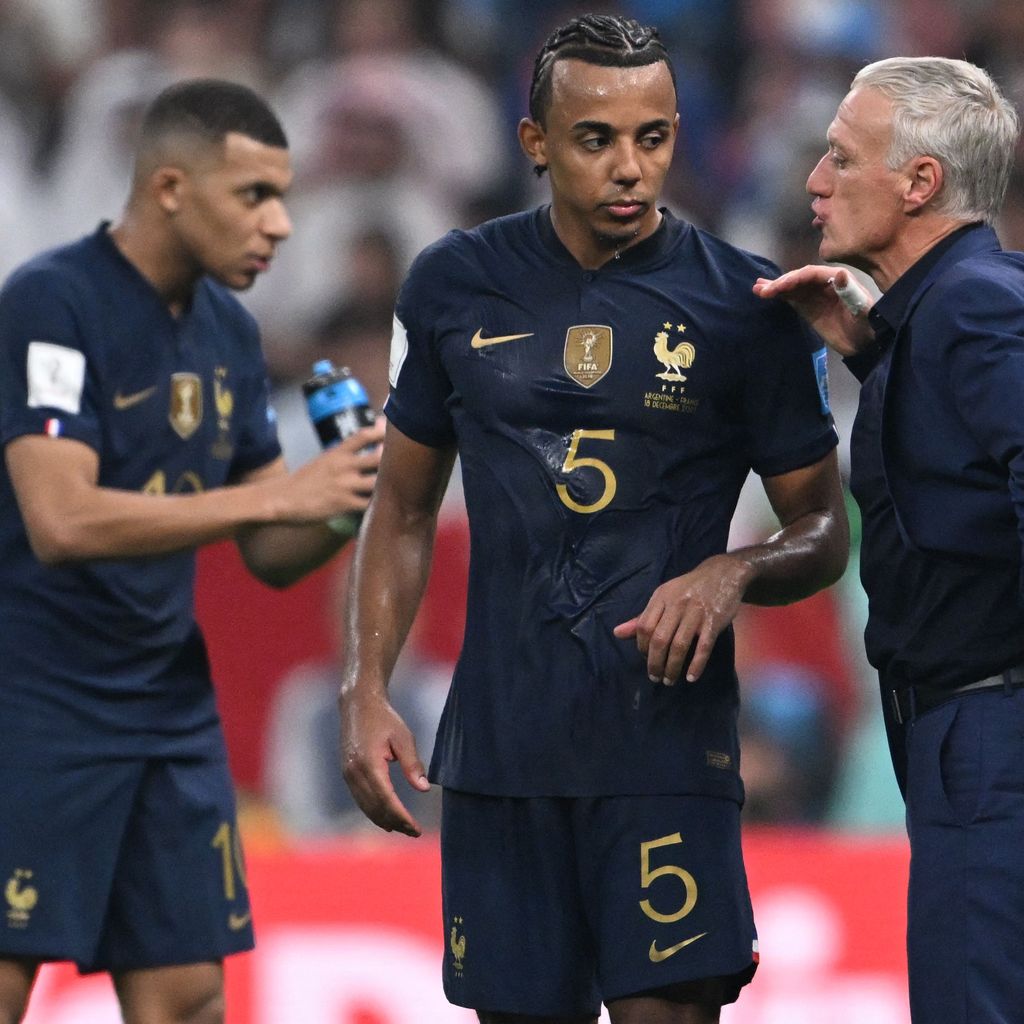 Didier Deschamps (r.) mit den französischen Nationalspielern Jules Kounde und Kylian Mbappé