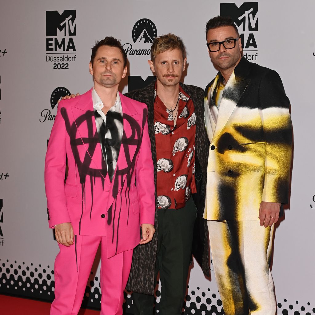 Matthew Bellamy, Dominic Howard und Chris Wolstenholme von Muse bei den MTV EMAs 2022