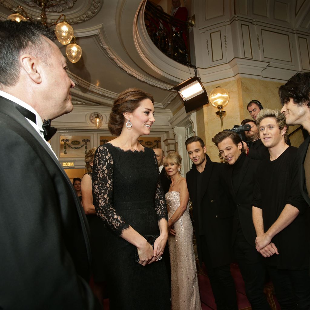 Prinzessin Kate begrüßt die Band One Direction im Jahr 2014