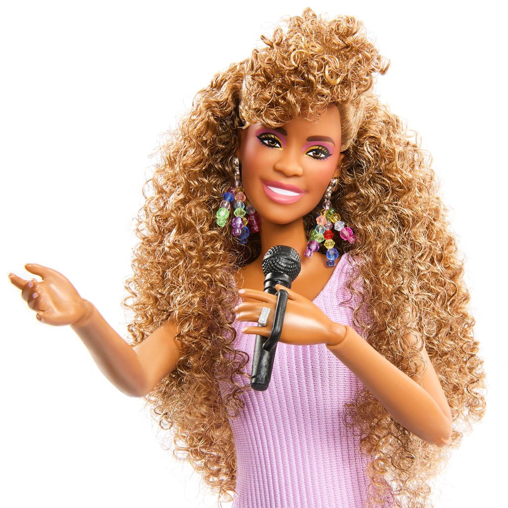 Die Barbie Signature Whitney Houston Doll feiert Whitney Houston im Look ihres 1987er Hits "I Wanna Dance with Somebody"