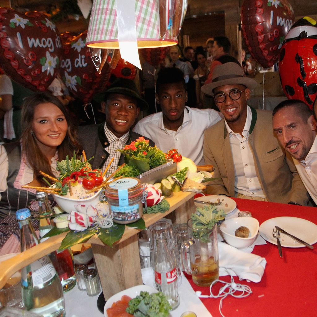 Wiesn 2015: Katja Butylina und David Alaba mit den Spielern Coman, Boateng, Ribéry und Benatia