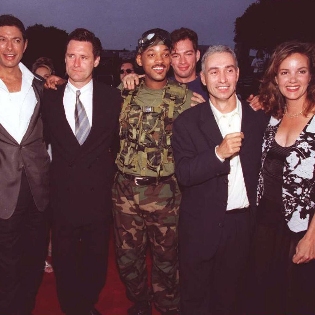 Die Besetzung des Films "Independence Day" und Regisseur Roland Emmerich (r.)