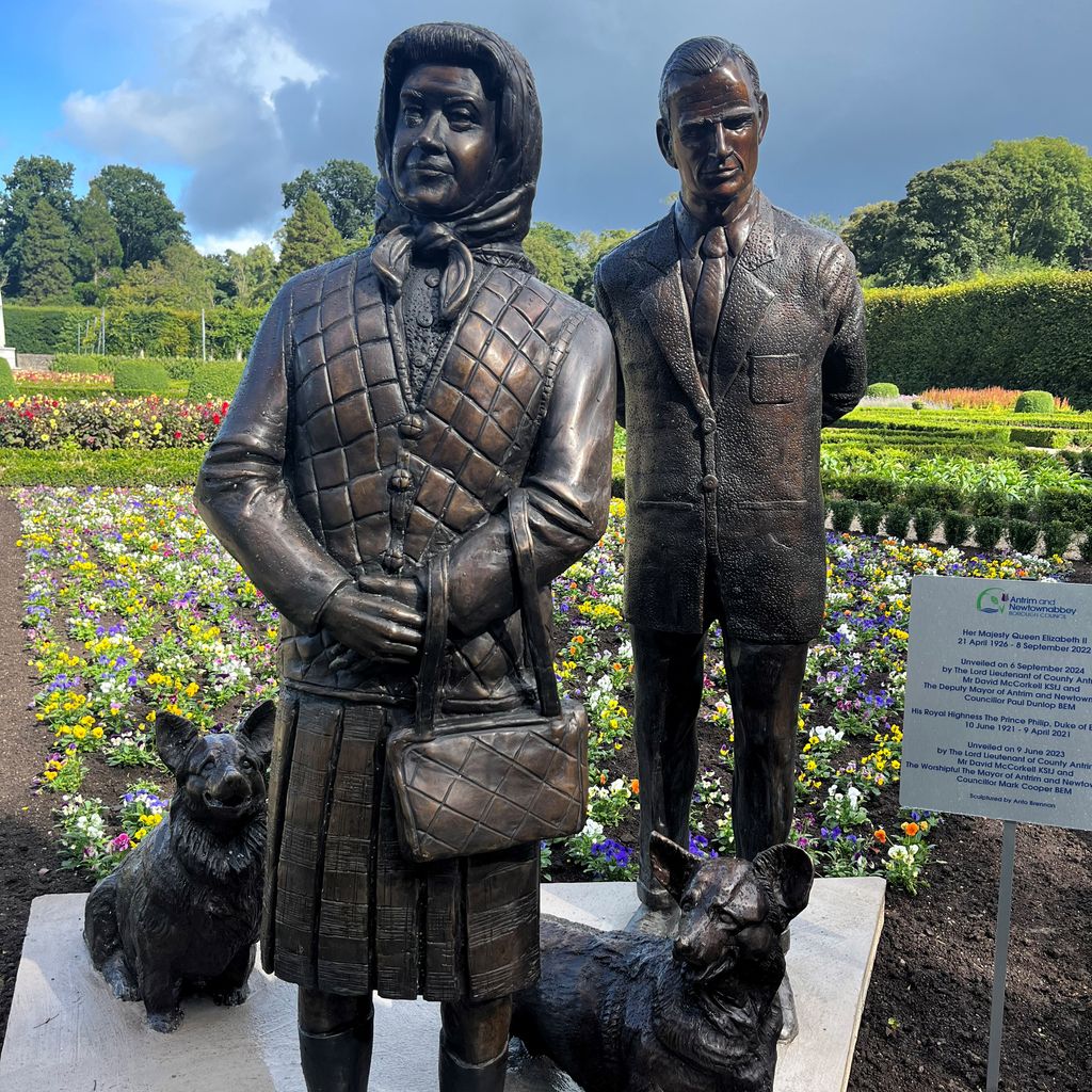 Die Bronzeskulptur von Queen Elizabeth II. und Prinz Philip, September 2024