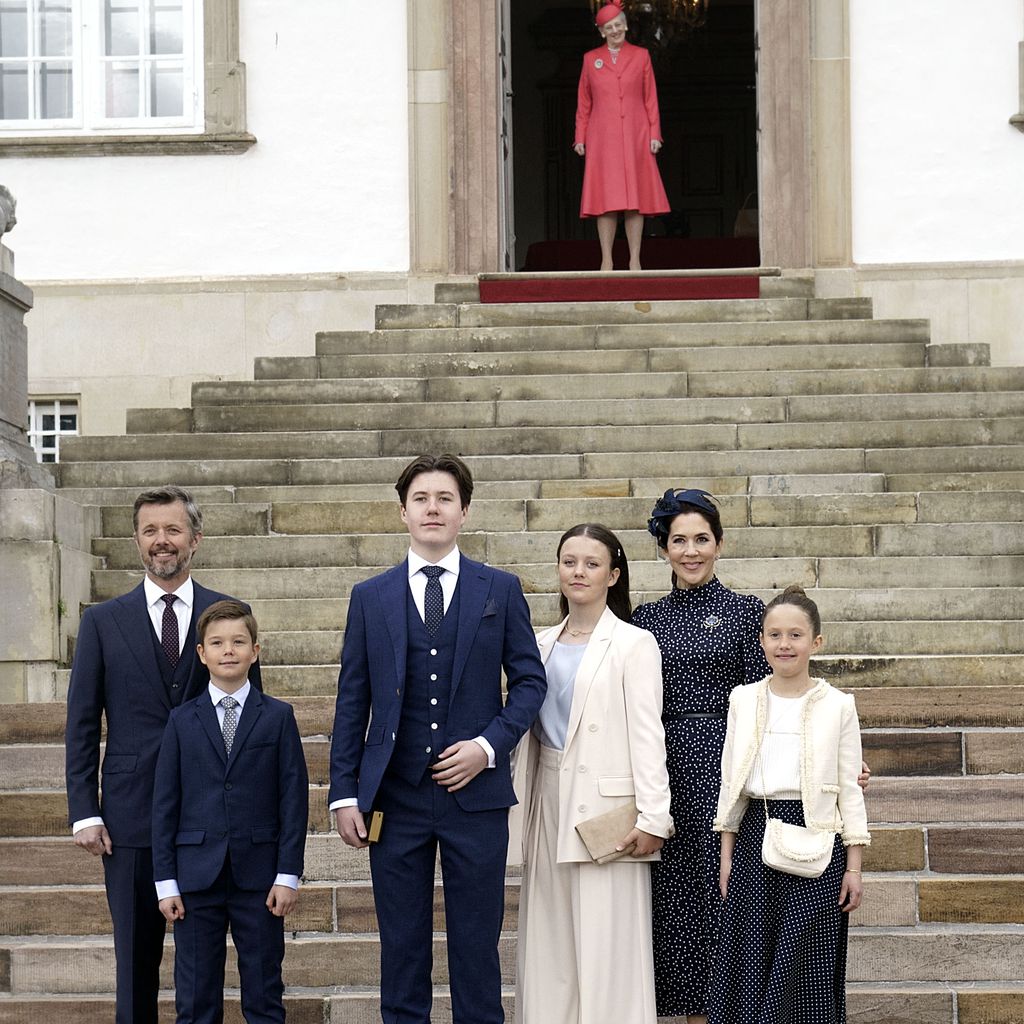 Die dänische Königsfamilie vor Schloss Fredensborg