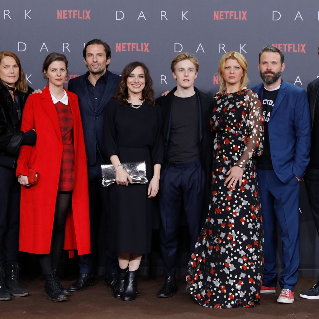 Die "Dark"-Darsteller und Macher bei der Premiere in Berlin
