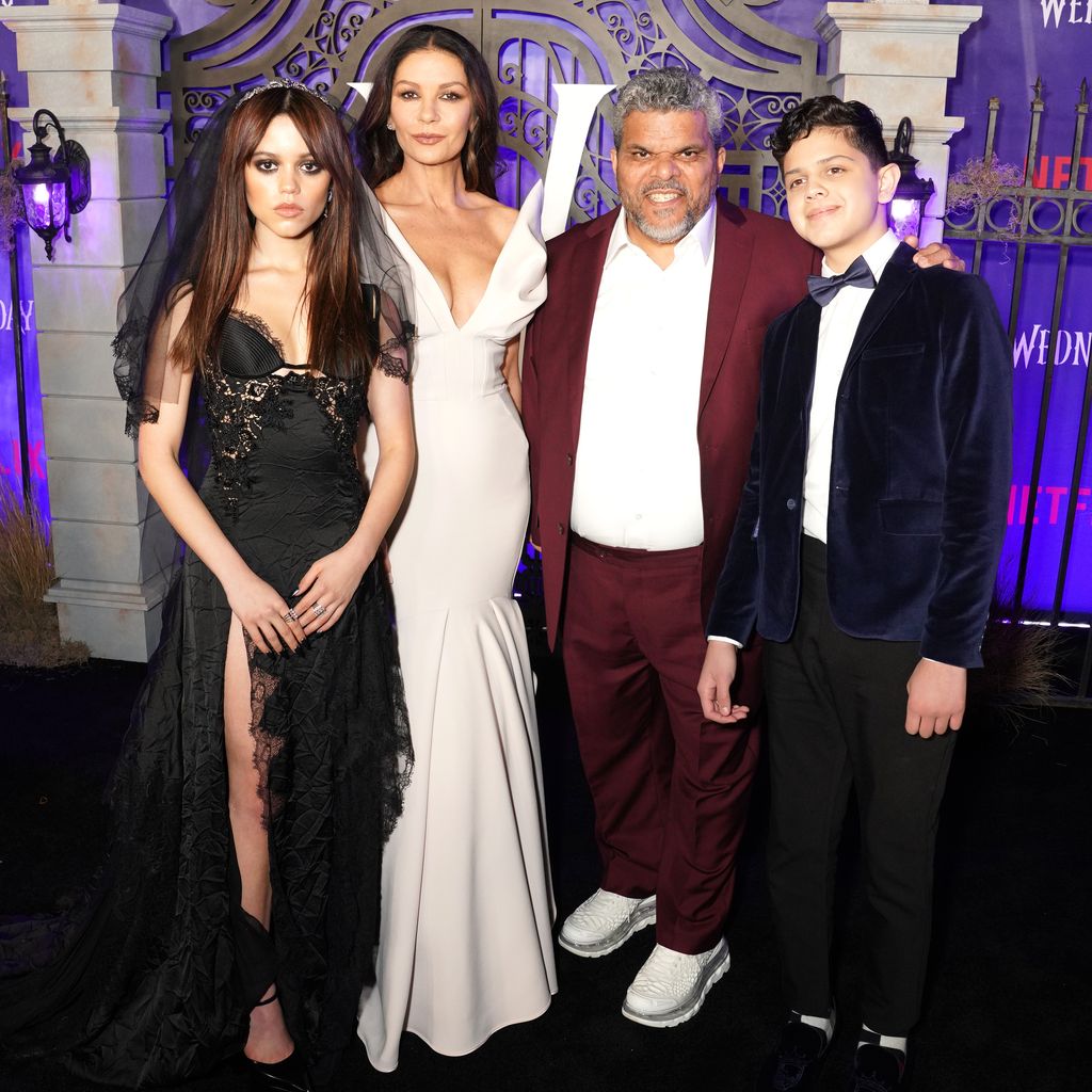 Jenna Ortega, Catherine Zeta-Jones, Luis Guzmán und Isaac Ordonez auf der Premiere von "Wednesday"