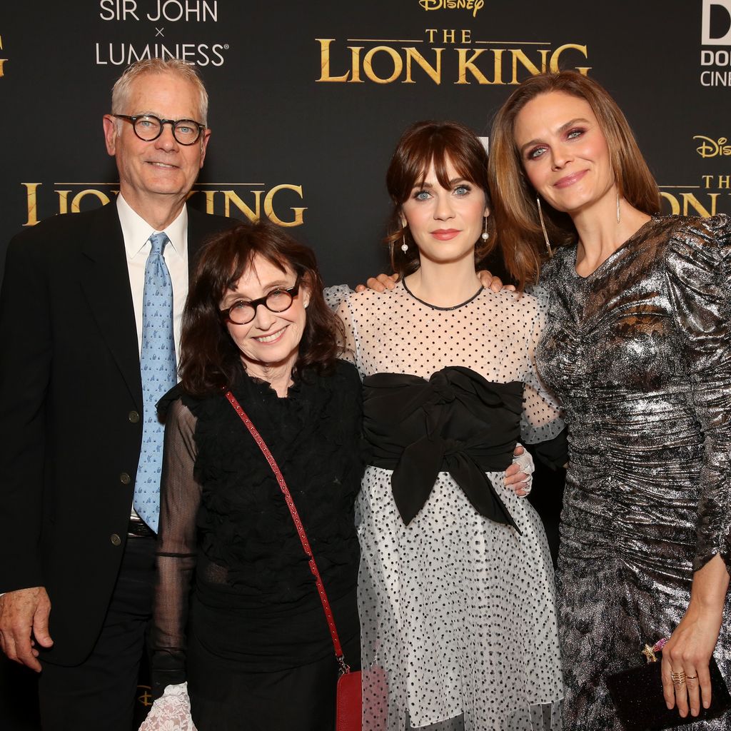 Zooey und Emily Deschanel mit ihren Eltern Caleb und Mary Jo 2019 in Hollywood
