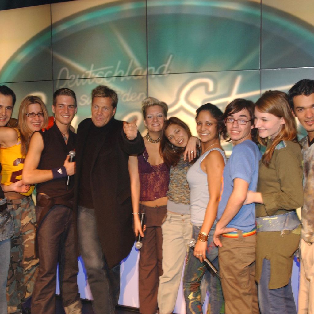Dieter Bohlen mit den DSDS-Top-Ten aus dem Jahr 2003